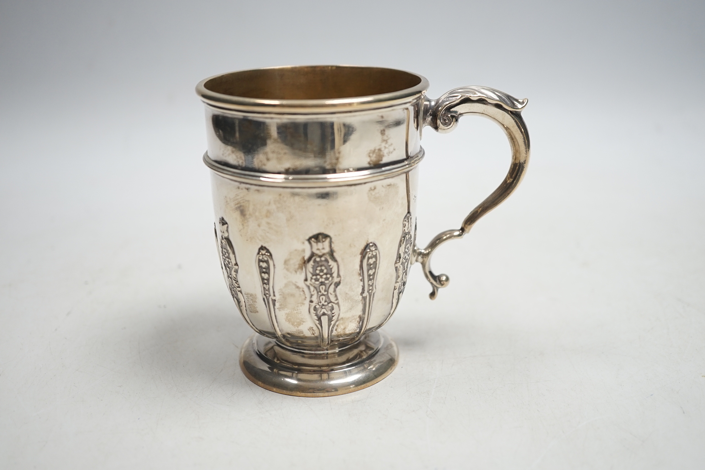 An Edwardian silver christening mug, with card cut decoration, Goldsmiths & Silversmiths Co Ltd, London, 1905, 96mm.